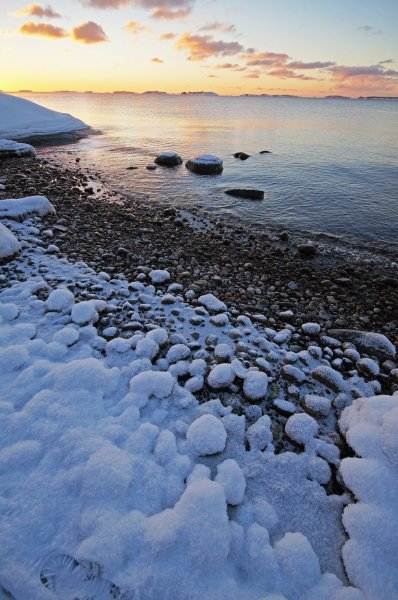 Ranta tammikuussa auringon laskiessa.jpg