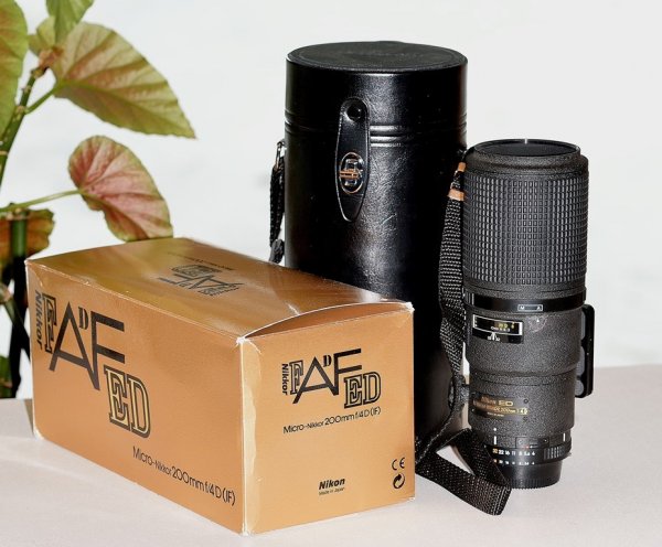 AF Micro Nikkor 200mm f4Duusin versio.JPG