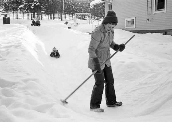 Äiti harjaa liukumäkeä hoitolapsille.jpg